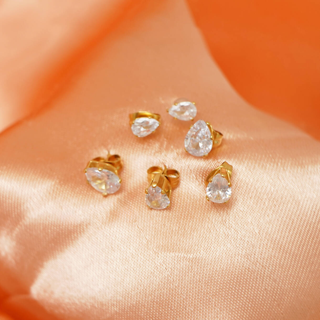 Altın Kaplama Çelik Parlak Taşlı Küpe Seti – 3’lü - 4