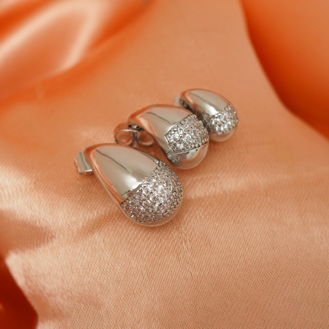 Gümüş Renk Çelik Küpe Seti – Taş İşlemeli Modern Tasarım - 2