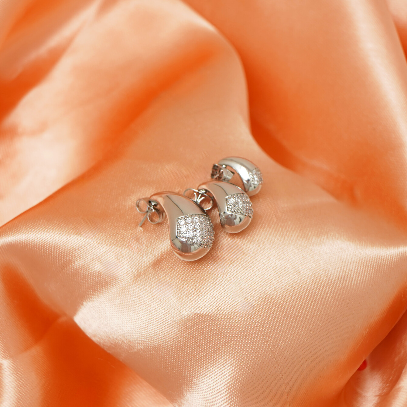 Gümüş Renk Çelik Küpe Seti – Taş İşlemeli Modern Tasarım - 3