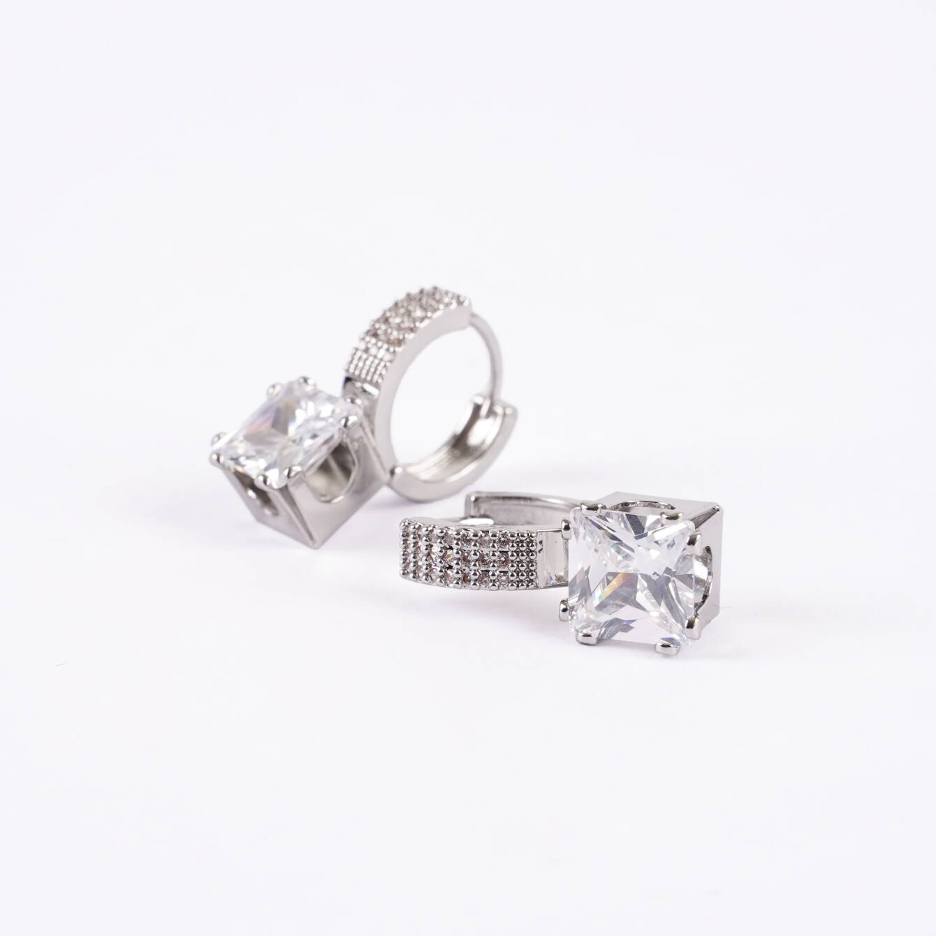 Minimal Kare Tektaş Küpe - Zarif Tasarım - 3