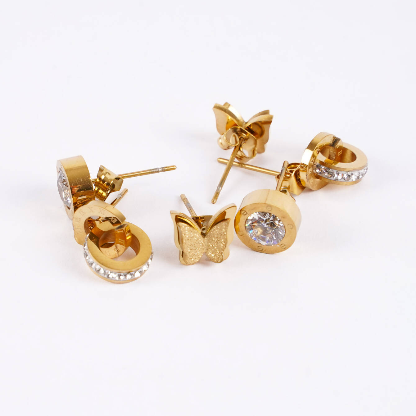 Zarif Gold Küpe Seti – Kelebek ve Taş Detaylı - 3