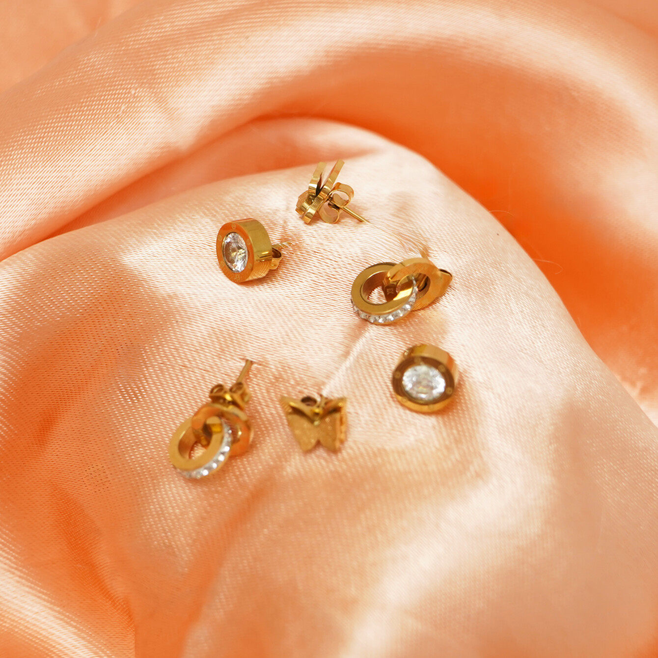 Zarif Gold Küpe Seti – Kelebek ve Taş Detaylı - 5